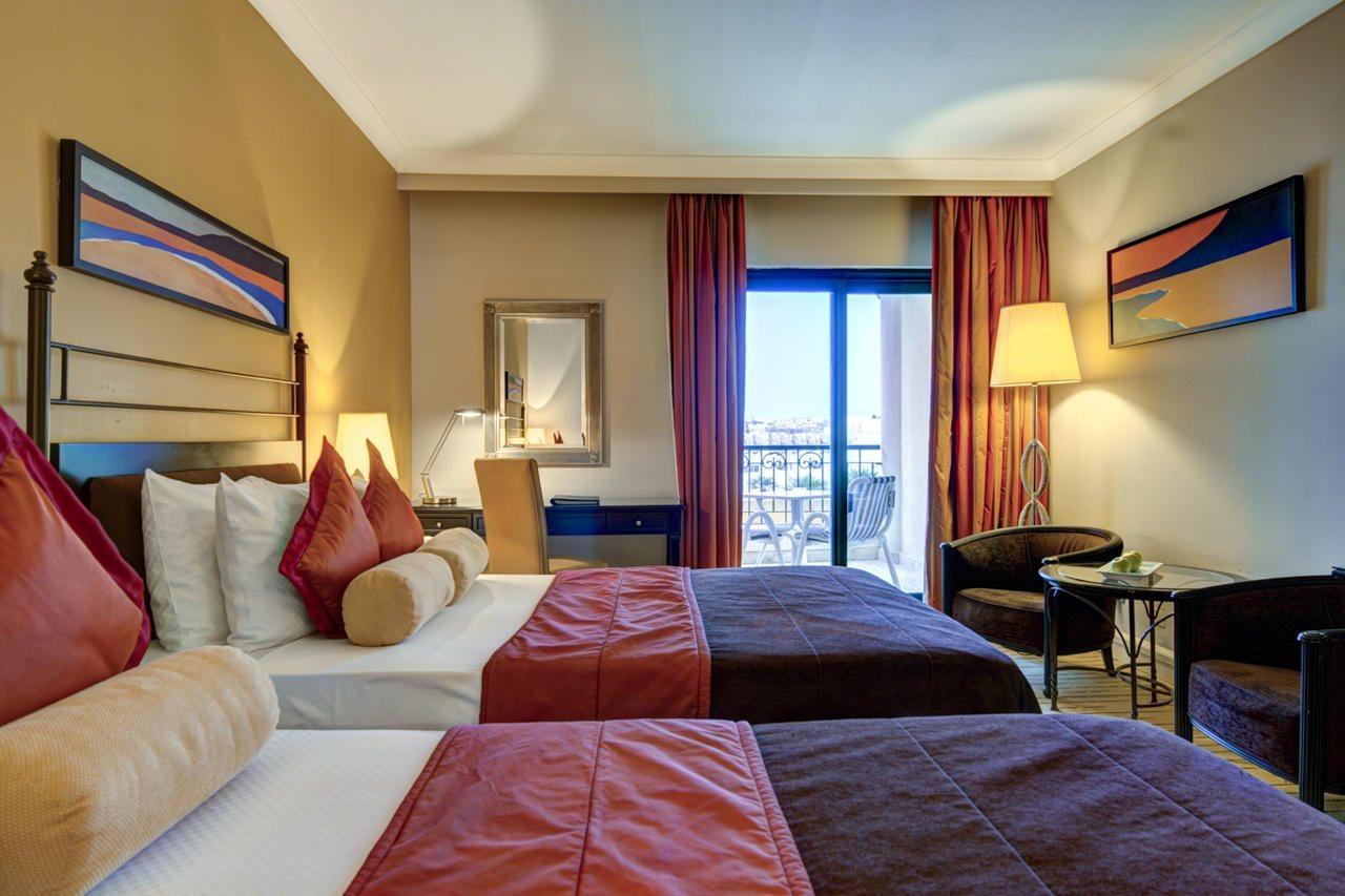 Corinthia St George'S Bay Hotel San Ġiljan Buitenkant foto A room at the hotel