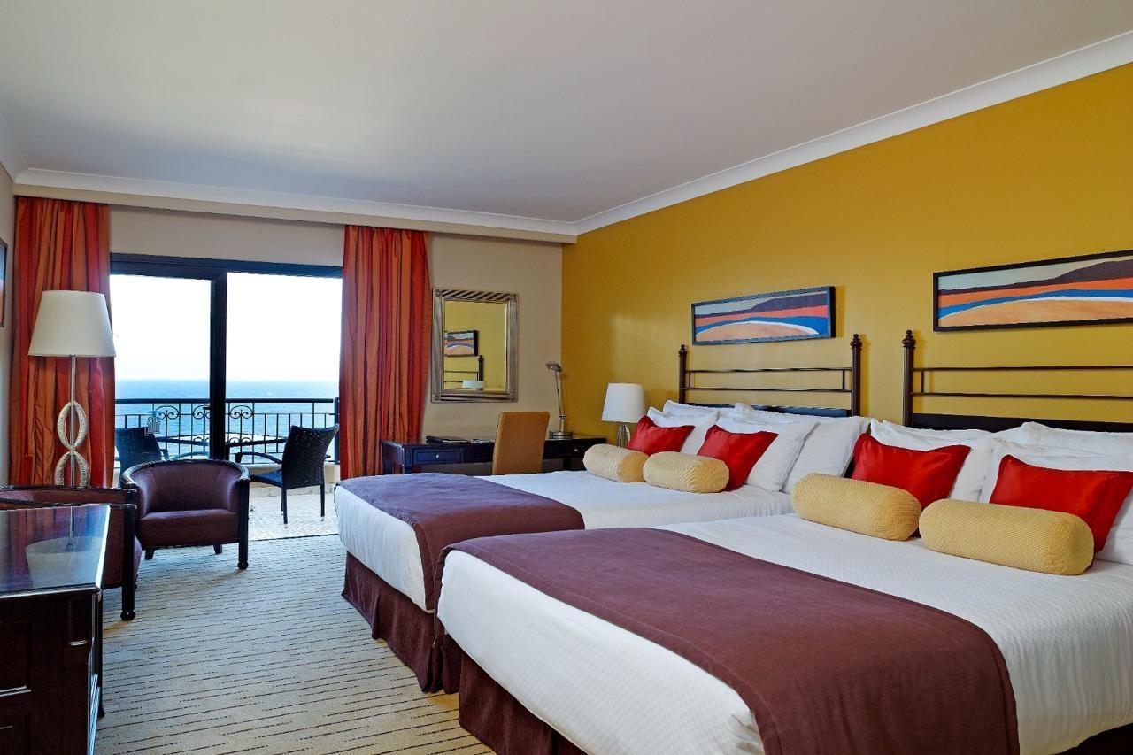 Corinthia St George'S Bay Hotel San Ġiljan Buitenkant foto A guest room at the Hilton San Diego Bayfront