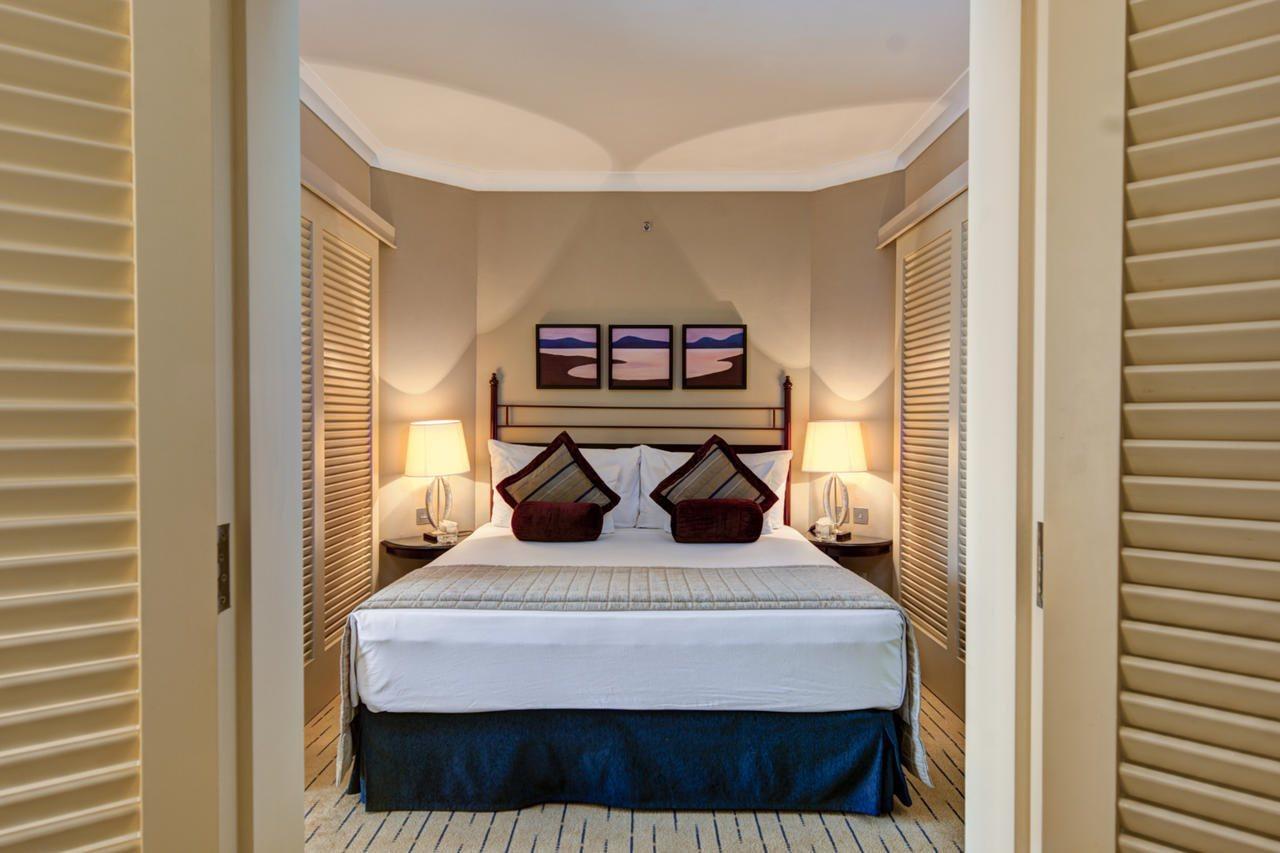 Corinthia St George'S Bay Hotel San Ġiljan Buitenkant foto A bedroom at the hotel
